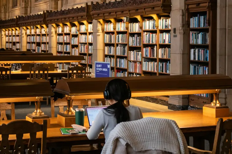 Aluno do Ensino superior a estudar