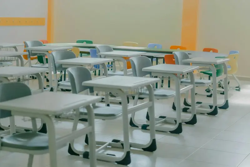 Sala de aula com mesas e cadeiras