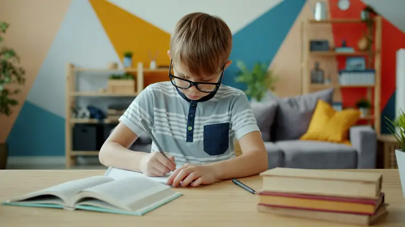 Aluno do 2.º ciclo a estudar